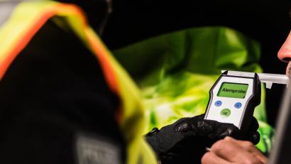 Symbolbild: Andreas Arnold/dpa
Der Radfahrer war so betrunken, dass ein Alkotest nicht mehr möglich war.