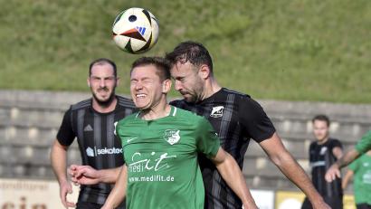 Archivbild: Hubert Ziegler
Rassiges Kopfballduell zwischen Daniel Ibler (vorne) vom ASV Haselmühl und dem Köferinger Spielertrainer Dennis Kramer (hinten). Beide Spieler haben mit ihren Teams Kellerduelle vor sich. Der ASV Haselmühl trifft auf Kohlberg, Köfering auf die SG Utzenhofen/Kastl.