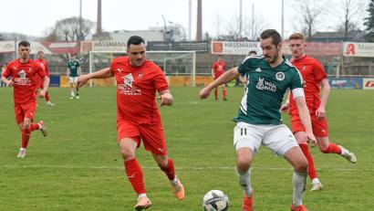 Archivbild: gb
Mitterteichs Marco Kießling (Zweiter von rechts/Szene aus einem früheren Spiel) verletzte sich gegen den SC 04 Schwabach an der Schulter.