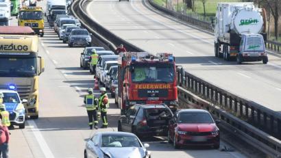 Bild: Gabi Schönberger
Bei einem Unfall auf der A93 kam es zu einem Unfall mit fünf Pkw und einem Lkw.