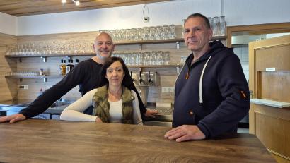 Bild: Lowak
Bastian und Claudia Sollfrank übernehmen die Gaststätte der Schützengesellschaft Alpenrose. Darüber freut sich auch Schützenmeister Roland Bäumler (rechts).