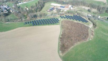 Bild: bey
Die bestehende Freiflächenphotovoltaikanlage kann nach Entscheidung des Marktgemeinderates Floß erweitert werden. Jetzt fehlt nur noch die Genehmigung zur Änderung des Flächennutzungsplanes.