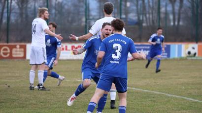 Archivbild: Dieter Jäschke
Der TSV Eslarn (blaue Trikots) hatte in der Restrunde bislang kaum Grund zum Jubeln. Im Heimspiel gegen den TSV Erbendorf will die Grenzland-Elf den Hebel umlegen.