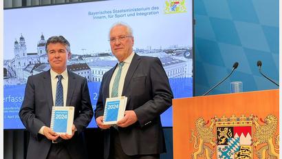 Bild: Hannes Förster/dpa
Manfred Hauser (l), Präsident des bayerischen Landesamtes für Verfassungsschutz, und Bayerns Innenminister Joachim Herrmann (CSU) stellen den Verfassungsschutzbericht in München vorn.