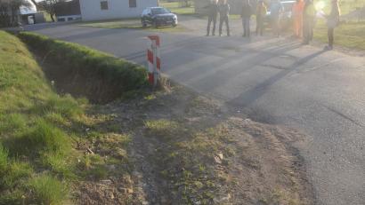 Bild: fz
Fahrzeugspuren zeigen, dass hier in Edeldorf immer wieder Traktoren oder Lkw in den Graben rollen.