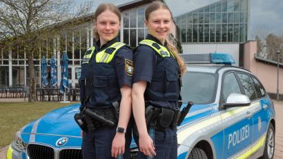 Bild: Wolfgang Steinbacher
Ihr erstes Praktikum bei einer Polizeiinspektion haben die Polizeioberwachtmeisterinnen schon hinter sich, nach Ostern steht der nächste Praxis-Einsatz bevor: Die Zwillingsschwestern Lena (links) und Marie Mätz schließen 2026 ihre Ausbildung ab.