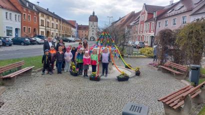 Bild: Stefanie Gradl
Die Kinder des städtischen Jugendtreff schmückten erstmals den Visecker Brunnen am Marktplatz. Bürgermeister Hans-Martin Schertl, Sabrina Lindner und Angelina Draht freuen sich.