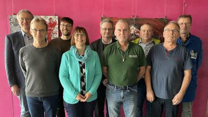 Bild: Andrea Leitl/exb
Johann Schießl, Claudia Reichenwallner, Roland Kraus und Günter Eisenhofer (vordere Reihe von links nach rechts) blicken zusammen auf eine Betriebszugehörigkeit von insgesamt 130 Jahren zurück. Verbandsdirektor Thomas Knoll (Mitte) und die Vertreter der Abteilungen gratulieren den Arbeitsjubilaren.