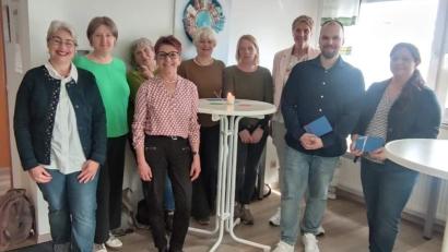 Bild: u
Mit einer kleinen Feierstunde beschloss der Hospizverein Amberg und Amberg-Sulzbach e.V. das Projekt „Zeitintensive Betreuung am Lebensende im Pflegeheim“. Von links: Andrea Ulrich-Prusko, Liane Breckner, Beate Winter, Angela Hering, Klara Wisneth-Beck, Cynthia Stephan, Monika Breunig, Patrick Müller und Rosina Geitner.