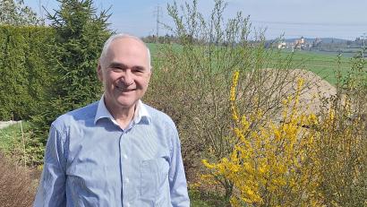 Bild: bl
Seit 25 Jahren wirkt Alois Hagl aktiv daran mit, die Stärken des Landkreises Schwandorf inklusive Landschaft (im Hintergrund Leonberg) ins rechte Licht zu rücken. Jetzt überlässt er den Vorsitz in dem dazu gegründeten Verein seinem Nachfolger bei der Sparkasse, Werner Heß.