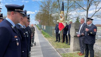Bild: Susanne Schwab
Zu einem gemeinsamen Gedenken an die Opfer des Bombenangriffs vom 9. April 1945 kamen Oberbürgermeister Michael Cerny (Zweiter von rechts), eine Abordnung der Freiwilligen Feuerwehr Amberg unter der Leitung von Stadtbrandrat Heinrich Scharf (rechts) sowie Gäste beim Mahnmal an der Leopoldstraße zusammen.