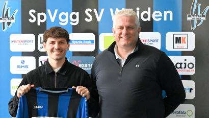 Bild: Werner Franken/exb
Michael Lummer (links) vom Regionalligisten SpVgg Hankofen-Hailing wechselt im Sommer ans Weidener Wasserwerk, sehr zur Freude von Sportdirektor Rüdiger Hügel.