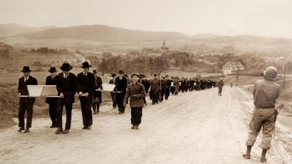 Archivbild: Schwarzachtaler Heimatmuseum Neunburg vorm Wald/exb
Ein Trauerzug bewegte sich durch die Stadt Neunburg vorm Wald. Die Opfer wurden im Friedhof beerdigt, später nach Flossenbürg gebracht.