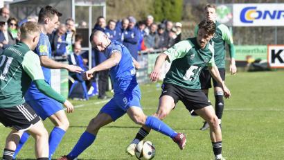 Bild: Hubert Ziegler 
Dennis Weidner (rechts) und die DJK Ammerthal sind am Samstag zu Gast beim Tabellenletzten TSV Karlburg.