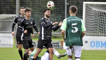 Archivbild: Hubert Ziegler
Burak Ayvaz (Mitte beim Kopfball/Szene aus einem früheren Spiel) brachte die DJK Gebenbach mit 1:0 in Führung.