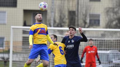 Archivbild: Hubert Ziegler
Artur Becker (links) und seine Kollegen vom TuS Schnaittenbach steigen aus der Bezirksliga Nord ab.