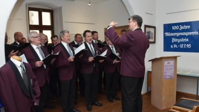 Bild: dob
Der Männergesangverein 1895 Pleystein e. V. unter Leitung von Holger Scheufler eröffnet die Ausstellung mit einladendem Gesang. Der Verein kennt keine Nachwuchssorgen.