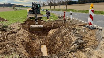 Bild: Gabi Schönberger
Seit der vergangenen Woche laufen in Theisseil die Arbeiten an den gebrochenen Wasserleitungen.