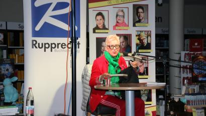 Bild: sne
Roter Blazer, grüner Schal: Doris Dörrie Erscheinung ist markant.