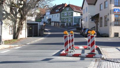Bild: wro
Um zu starke Belastungen zu vermeiden, ist die Netzbachbrücke in der Schönfichter Straße in Falkenberg seit längerer Zeit nur einspurig befahrbar.