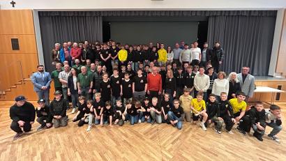 Bild: Julia Fienz
141 Sportlerinnen und Sportler, so viele wie noch nie, wurden für ihre Leistungen im Rahmen der Sportlerehrung der Stadt Neustadt/WN in der Stadthalle geehrt.