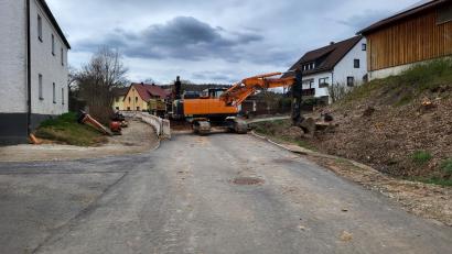 Bild: Stadt Waldsassen/exb
Enorm viel Geld ist im Haushalt 2025 der Stadt Waldsassen für den Kanalbau eingeplant, wie hier in der Klostergasse in Kondrau.