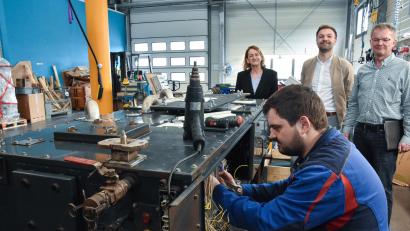 Bild: Stephan Huber
Vertriebsleiterin Dorit Zitzelsberger, Projektleiter Benjamin List und Geschäftsführer Josef Schärtl (hinten von links nach rechts) in der Protec-Werkshalle in Hirschau.