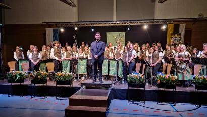 Bild: mab
Tim Winkler dirigiert die Musikkapelle Schwarzenfeld beim Frühjahrskonzert.