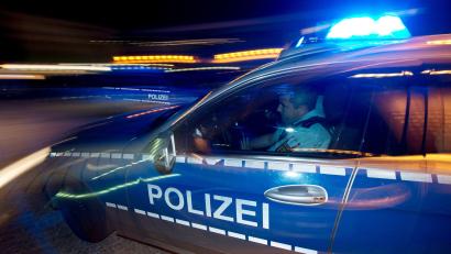 Symbolbild: Patrick Seeger/dpa
Wegen eines Streits unter jungen Leuten mussten am Samstagnachmittag gleich mehrere Polizeistreifen in ein Dorf bei Mitterteich ausrücken.