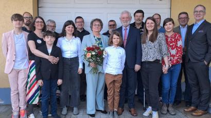 Bild: gis
Das Jubelpaar mit seiner Familie, Erstem Bürgermeister Franz Tauber, Pfarrer Ferdinand Weinberger, Kirchenpfleger Manfred Prechtl und weiteren Gratulanten