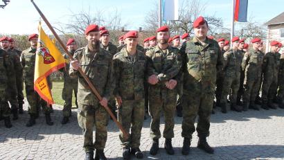 Bild: pi
Oberstleutnant Tino Wenzel (Zweiter von rechts) übergibt das Kommando von Major Philipp Richter (rechts) an Hauptmann Fabian Baerens (Zweiter von links).