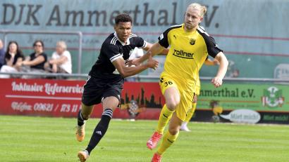 Archivbild: Hubert Ziegler
Kevin Mutove (links/Szene aus einem früheren Spiel) von der DJK Ammerthal musste noch vor der Pause mit einer Roten Karte vom Platz.