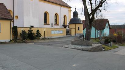 Bild: prh
Die Sanierung des Kirchenvorplatzes in Stein muss ebenso wie die Sanierung der Gemeindeverbindungsstraße zwischen Leichau und Schönthan noch bis zum nächsten Jahr warten.