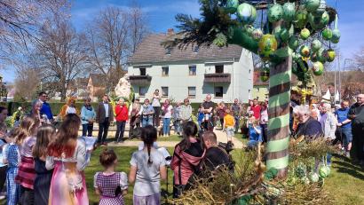 Bild: mfh
Der Kinderchor der Pfarrgemeinde Herz Jesu unter der Leitung von Stephan Horst übernahm die musikalische Gestaltung der Eröffnungsfeier. Der stellvertretende Bürgermeister Günter Koller und der Osterhase zitierten Ostergedichte.