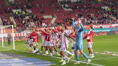 Bild: Thomas Frey
Die Nürnberger um Keeper Jan reichert (blaues Trikot) feiern vor der Kurve ihrer Fans den 2:1-Erfolg beim 1. FC Kaiserslautern