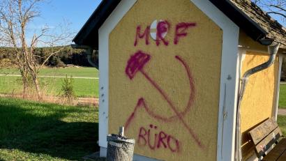 Bild: PI Schwandorf/exb
Durch Schmierereien an einer Kapelle in Schwandorf entstand ein Schaden in Höhe von 1000 Euro.