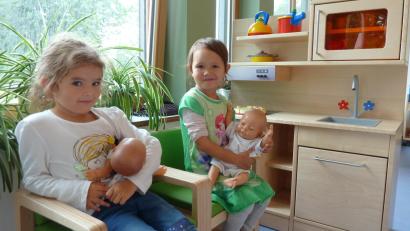 Archivbild: Portner
Diese zwei Mädchen freuen sich über die Puppenecke des 2020 neu eröffneten Kindergartens Schönsee. Mittlerweile herrscht Platznot im katholischen Kinderhaus, ein Anbau an die Krippe ist beschlossen.