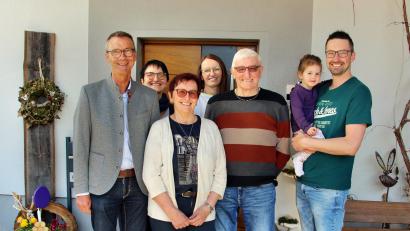 Bild: ds
Irmgard und Konrad Pilhofer (Mitte) feierten ihre Goldene Hochzeit. Dazu gratulierten (von links) Bürgermeister Peter Achatzi, die Töchter Heike und Martina und Sohn Eric mit Nora.
