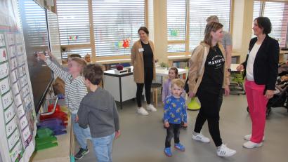 Bild: kro
Die digitalen Tafeln stießen bei den Kindern auf großes Interesse. Rechts im Bild Schulleiterin Johanna Reger.