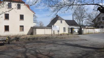Bild: fz
Die ehemalige Beyer-Bleikristall zählt zu den Altlasten. Mit dem ehemaligen Verwaltungsgebäude (links) werden die städtebaulichen Maßnahmen eingeleitet.