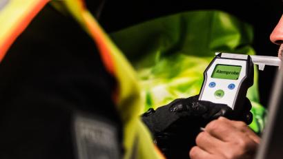 Symbolbild: Andreas Arnold/dpa
Stark alkoholisiert war am Freitagabend eine 70-Jährige auf der Süd-Ost-Tangente in Weiden unterwegs.
