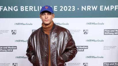 Bild: Jörg Carstensen/dpa
Der deutsche Schauspieler Emilio Sakraya ist mit der spanischen Sängerin Rosalía liiert. (Archivbild)