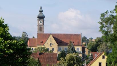 Bild: Fred Lehner
In der katholischen Kirche St. Johannes der Täufer in Floß werden in der Heiligen Woche zahlreiche Gottesdienste und Andachten abgehalten. Es besteht die Möglichkeit zur Beichte.
