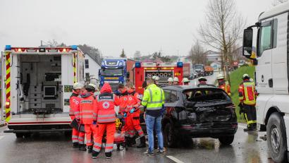 Bild: Wolfgang Steinbacher
In Ursensollen ist ein LKW auf einen PKW aufgefahren.