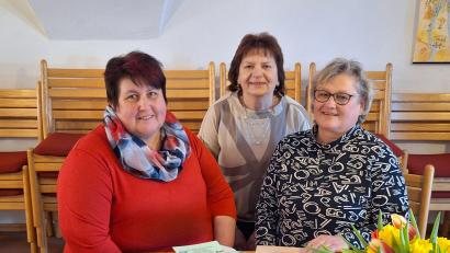 Bild: Monika Grötsch/exb
Monika Grötsch zusammen mit Marga Bäumler und Petra Bauer, die in Waldsassen regelmäßig Treffen für pflegende Angehörige veranstalten.