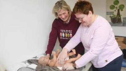 Bild: Gabi Schönberger
Normalerweise legen die Hebammen Maja Schaller-Thesing (links) und Susanne Hausdorf nicht wie hier Hand an einen Baby-Simulator, sondern an echte Babys. Sie begleiten und beraten aber auch Schwangere und Frauen nach der Entbindung auf vielfältige Weise. Maja Schaller-Thesing steht bei der Schwangerenberatung der Caritas in der neuen Hebammen-Sprechstunde Frage und Antwort.
