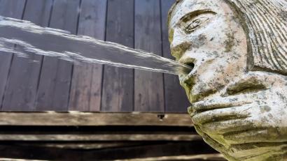 Bild: Heike Unger
Das Bootshaus in Amberg hat jetzt eine ganz spezielle Brunnenfigur. Die spuckt zu jeder Viertel- und vollen Stunde Wasser in die Vils und zeigt damit die exakte Uhrzeit an.