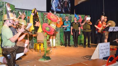 Bild: bnr
Wieder einmal zeigt es sich beim Starkbierfest der Edelweißkapelle Pertolzhofen: Musik verbindet das ganze Universum.
