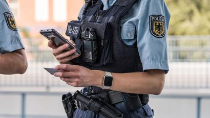 Bild: Jacob Maibaum/Bundespolizei
Personenkontrolle am Bahnhof: Die Bundespolizei ermittelt nach einer Schlägerei in Neukirchen bei Sulzbach-Rosenberg.