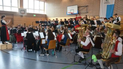 Bild: jr
Das Kreisorchester Tirschenreuth, hier mit Dirigentin Theresa Bäuml, gab am Sonntagnachmittag ein zweistündiges Abschlusskonzert in der Immenreuther Mehrzweckhalle. Imposant, das 65-köpfige Orchester, das musikalisch die Besucher in ihren Bann zog.